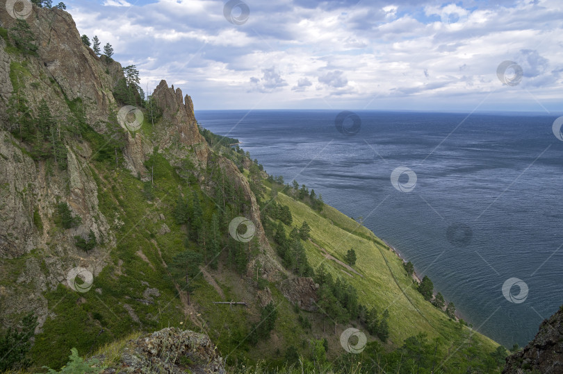 Скачать Вид на озеро Байкал с прибрежного горного склона. фотосток Ozero