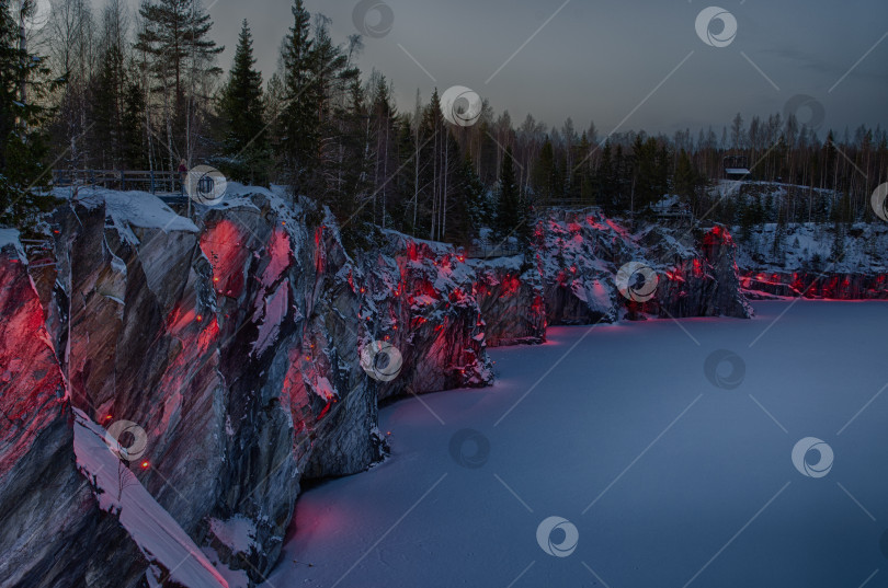 Скачать Вечерняя красная подсветка стен и надпись "Рускеала" фотосток Ozero