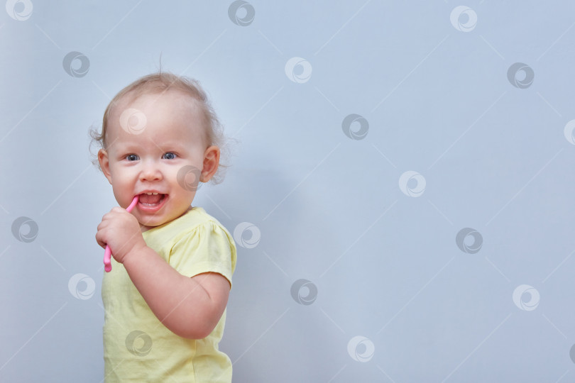 Скачать Малыш чистит зубы на светлом фоне. Скопировать через пробел фотосток Ozero