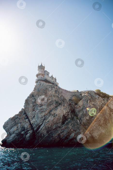 Скачать Замок Ласточкино гнездо на скале у Черного моря, Крым, Россия. фотосток Ozero