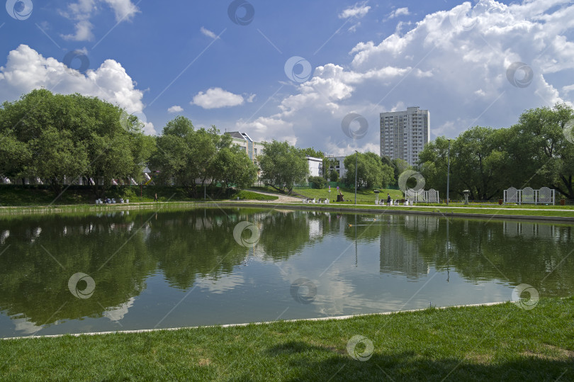 Скачать Красивый благоустроенный пруд в черте города. фотосток Ozero