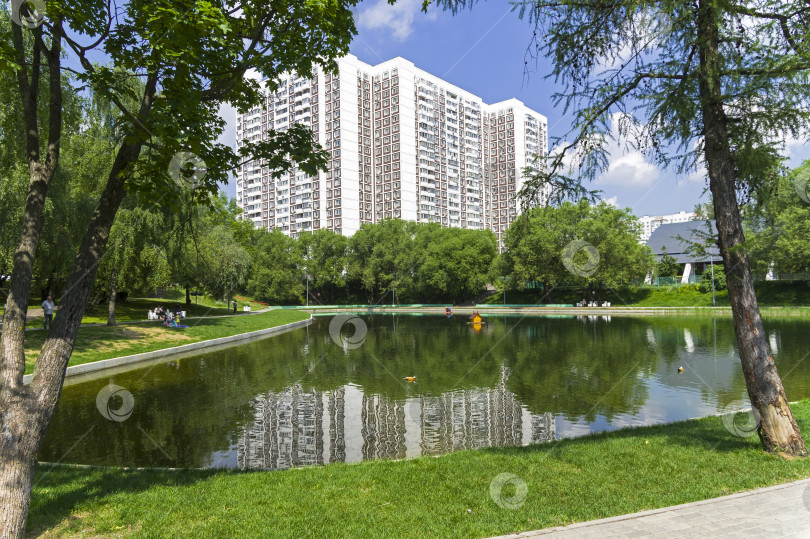 Скачать Красивый благоустроенный пруд в черте города. фотосток Ozero