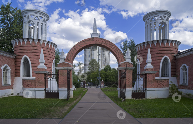 Скачать Въездные ворота в парк старинной усадьбы на фоне современного здания. фотосток Ozero