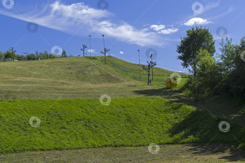 Скачать Небольшой горнолыжный склон летом. фотосток Ozero