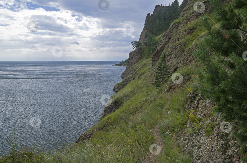 Скачать Опасное место на пешеходной тропе. фотосток Ozero