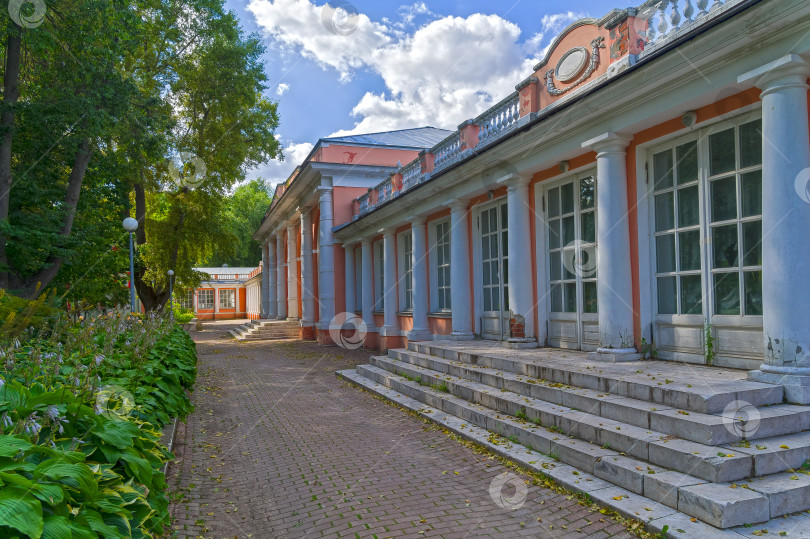 Скачать Старое хозяйственное строение в парке. Москва. фотосток Ozero