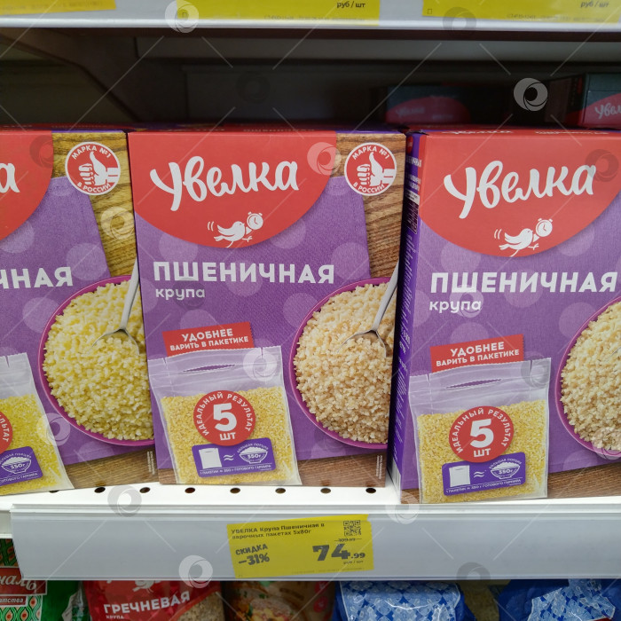 Скачать Отдел пшеничной крупы в магазине "Магнит". фотосток Ozero