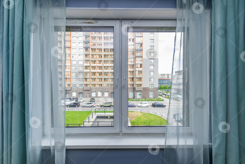 Скачать Интерьер спальни в стиле жилого дома, дизайн окон гостиничных апартаментов фотосток Ozero