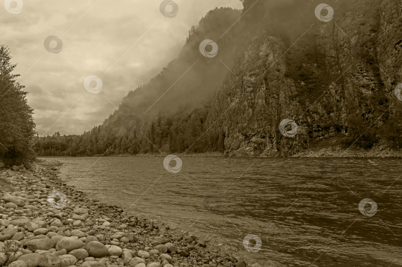 Скачать Низкие облака над рекой. фотосток Ozero