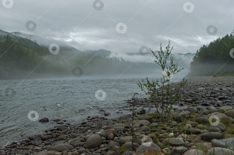 Скачать Низкие облака над рекой. фотосток Ozero