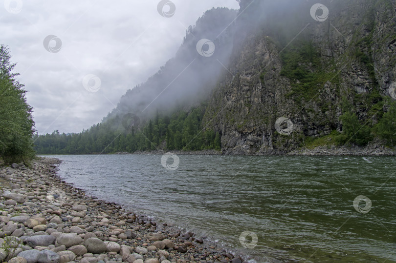 Скачать Низкие облака над рекой. фотосток Ozero