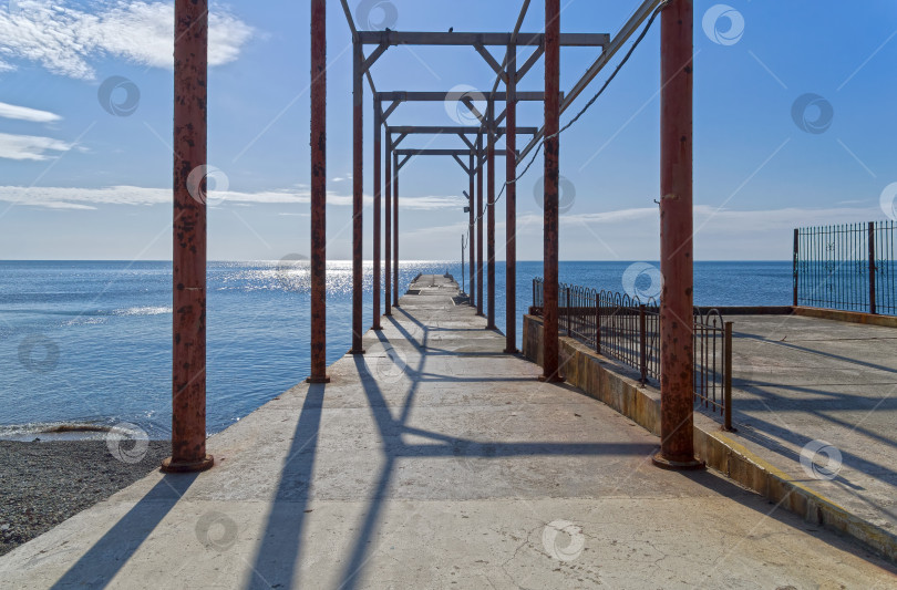 Скачать Вид с пирса на морской горизонт. фотосток Ozero