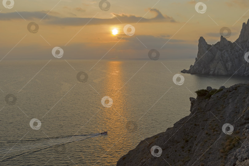 Скачать Закат над морем. фотосток Ozero