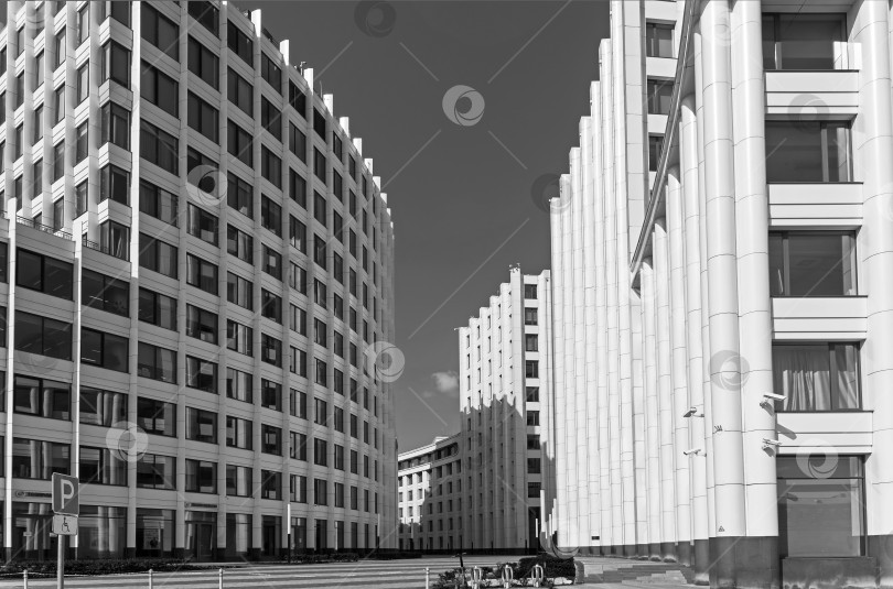 Скачать Современное офисное здание с дугообразным фасадом. фотосток Ozero