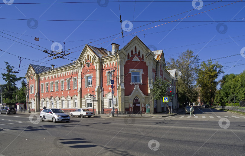Скачать Здание в готическом стиле в центре Иркутска, Россия. фотосток Ozero