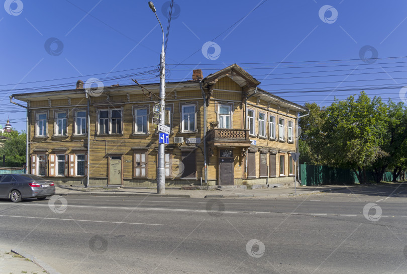 Скачать Старый деревянный дом в центре Иркутска, Россия. фотосток Ozero