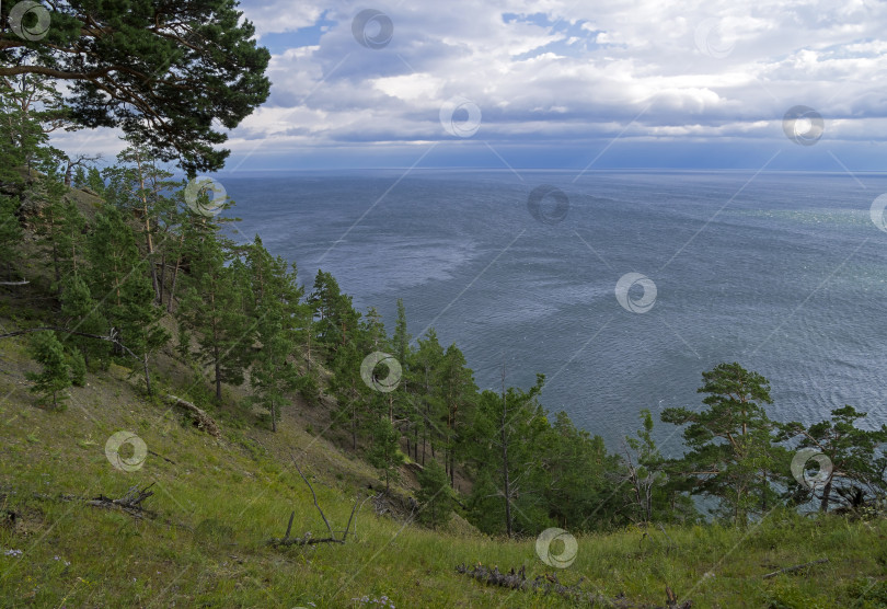 Скачать Вид на озеро Байкал с прибрежного горного склона. фотосток Ozero