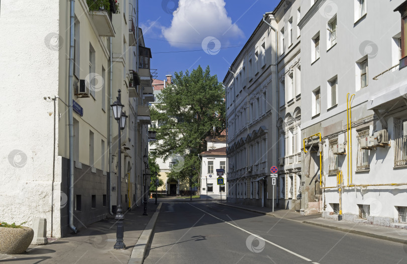 Скачать Маленький переулок в центре Москвы. фотосток Ozero