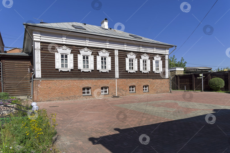 Скачать Старый деревянный дом, отреставрированный. Иркутск, Россия фотосток Ozero