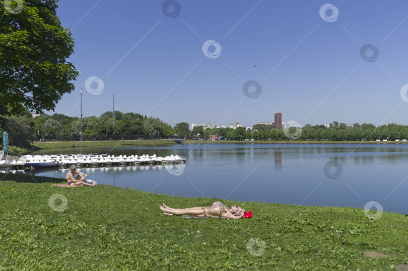 Скачать Люди загорают на берегу пруда. Москва. фотосток Ozero