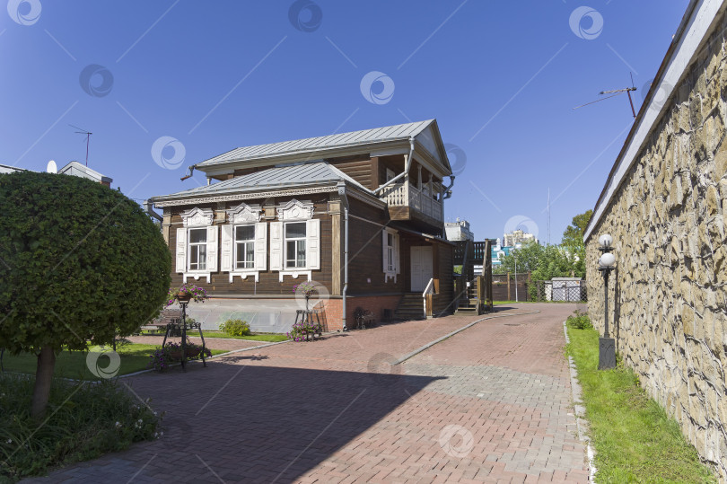 Скачать Старый деревянный дом, отреставрированный. Иркутск, Россия фотосток Ozero
