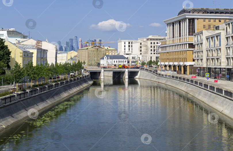 Скачать Набережная на Водоотводном канале. Замоскворечье, Москва, Россия. фотосток Ozero