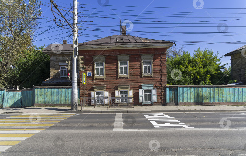 Скачать Старый деревянный дом в центре Иркутска, Россия. фотосток Ozero