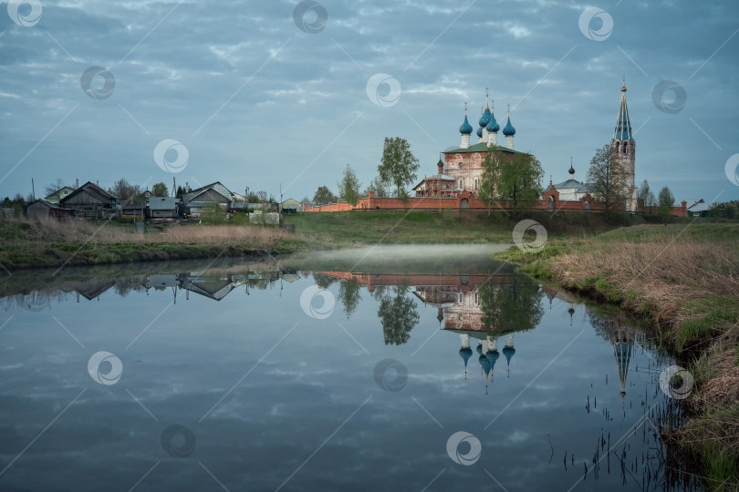 Скачать пейзаж с видом на древний монастырь ранним утром фотосток Ozero