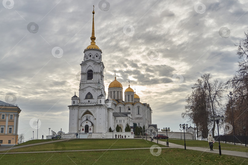 Скачать Владимир Владимирская область, Россия - 03 ноября 2019 года: Успенский собор во Владимире и вид на палаты в пасмурный осенний день. фотосток Ozero