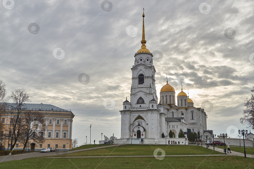 Скачать Владимир Владимирская область, Россия - 03 ноября 2019 года: Успенский собор во Владимире и вид на палаты в пасмурный осенний день. фотосток Ozero