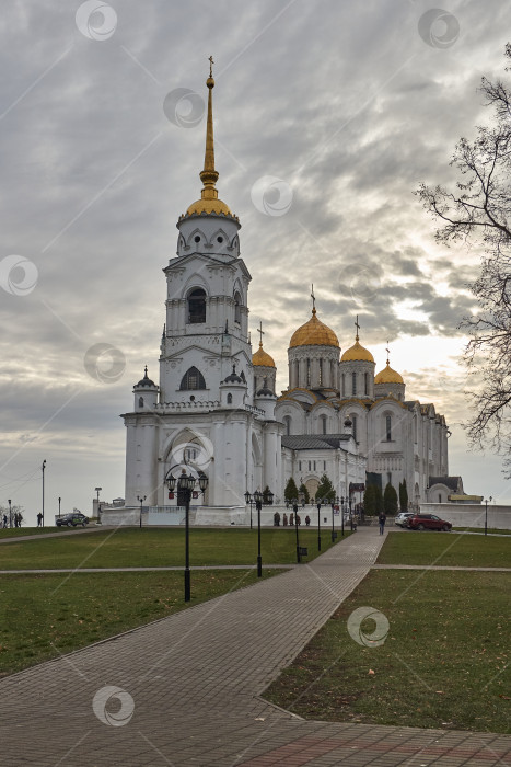 Скачать Владимир Владимирская область, Россия - 03 ноября 2019 года: Успенский собор во Владимире и вид на палаты в пасмурный осенний день. фотосток Ozero