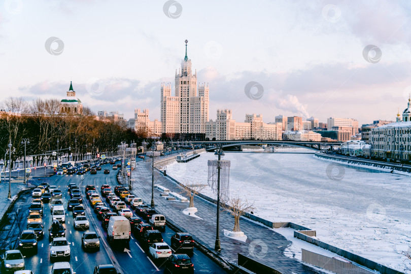 Скачать Москва, Россия, 22 января 2018 года, вид на замерзшую реку зимой и центр города фотосток Ozero