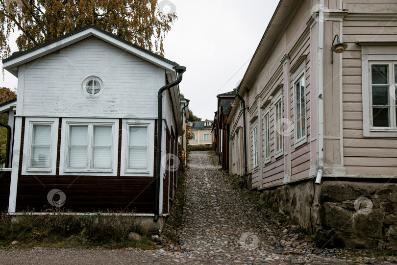 Скачать Порвоо, Финляндия, октябрь 2019 года, городская улица, пасмурный дождливый день, маленький пустынный городок фотосток Ozero