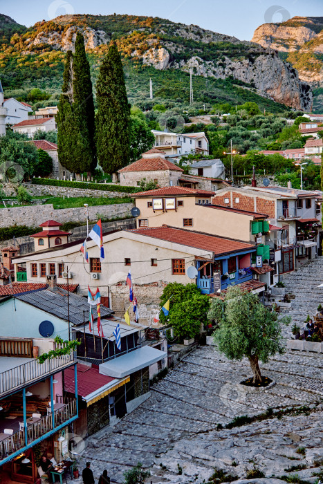Скачать Бар, Черногория, Старая часть города, каменные здания, дома на холме, гора на заднем плане фотосток Ozero