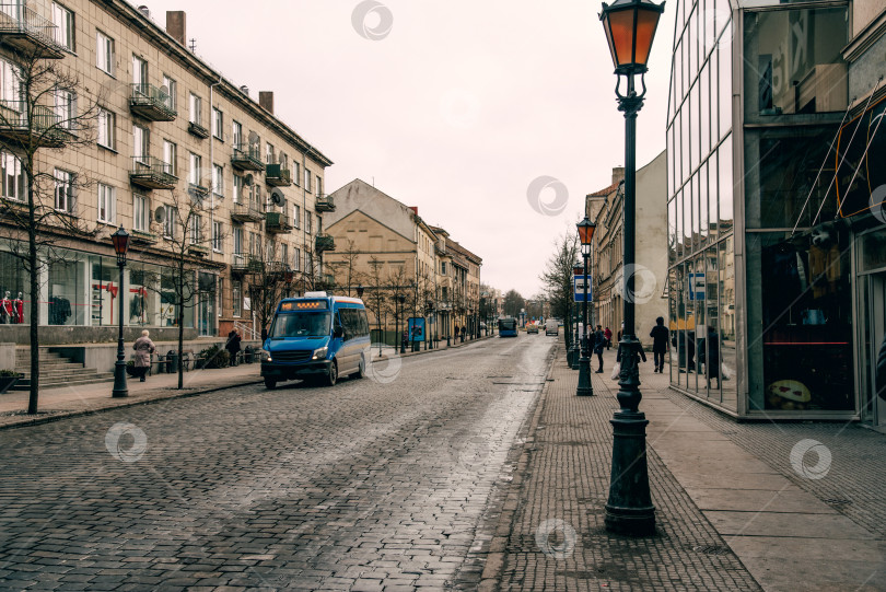 Скачать Клайпеда, Литва, февраль 2019 года, городская улица, пасмурный дождливый день, маленький городок фотосток Ozero