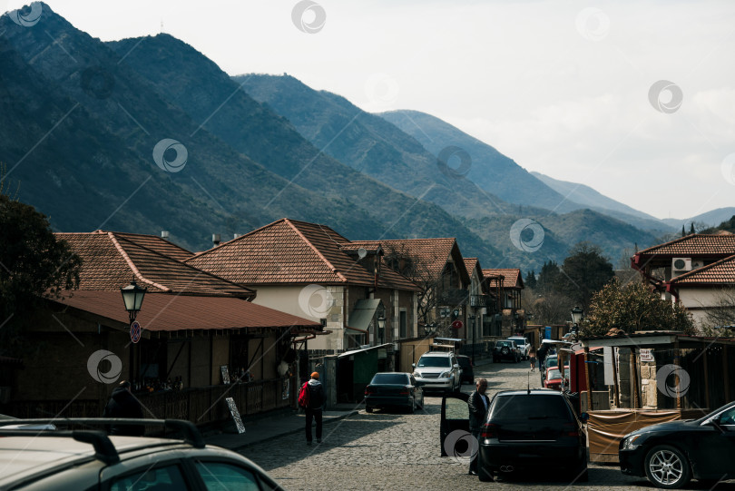 Скачать Тбилиси, Грузия, март 2019 года, Старая часть города, каменные дома, гора на заднем плане фотосток Ozero