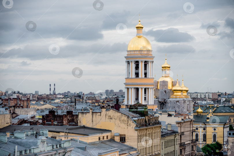 Скачать Санкт-Петербург, Россия, июль 2019 года, Крыши старых зданий в центре города фотосток Ozero