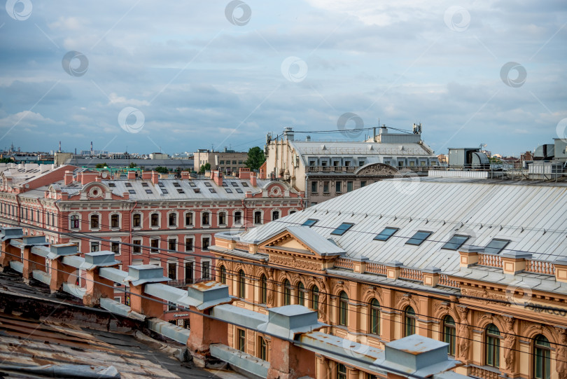 Скачать Санкт-Петербург, Россия, июль 2019 года, Крыши старых зданий в центре города фотосток Ozero