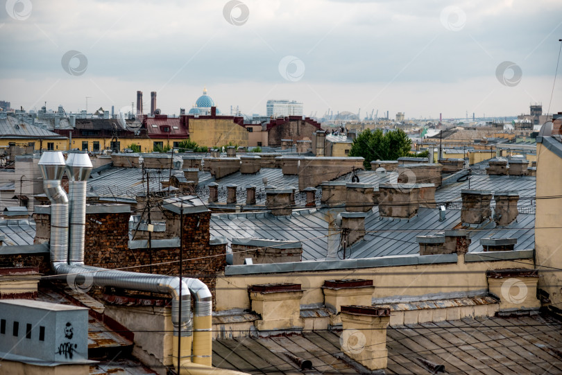 Скачать Санкт-Петербург, Россия, июль 2019 года, Крыши старых зданий в центре города фотосток Ozero
