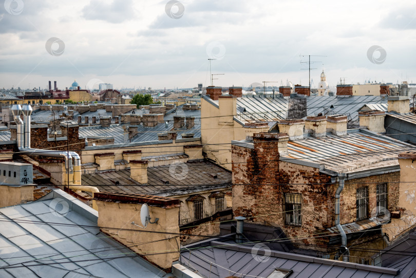 Скачать Санкт-Петербург, Россия, июль 2019 года, Крыши старых зданий в центре города фотосток Ozero