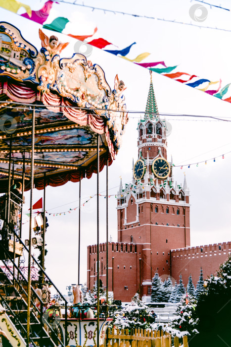 Скачать Москва, Россия, январь 2018 года, Детская карусель на городской площади, новогоднее оформление фотосток Ozero