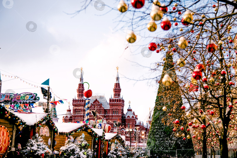 Скачать Москва, Россия, январь 2018 года, Красная площадь в новогоднем убранстве фотосток Ozero