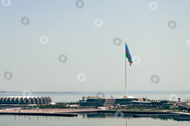 Скачать Баку, Азербайджан, август 2016 года, вид на набережную Каспийского моря и государственный флаг фотосток Ozero