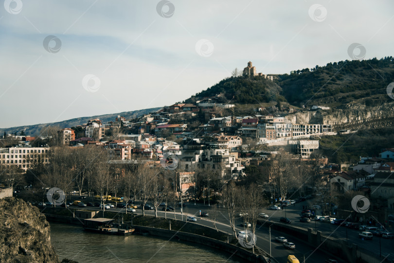 Скачать Тбилиси, Грузия, 12 марта 2019 года: Здания живого города, современный городской пейзаж фотосток Ozero