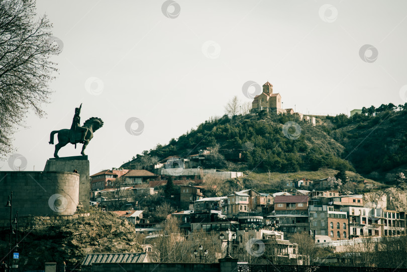 Скачать Тбилиси, Грузия, 12 марта 2019 года: Здания живого города, современный городской пейзаж фотосток Ozero