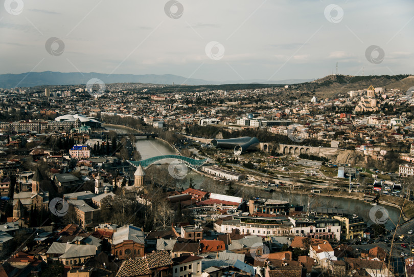 Скачать Тбилиси, Грузия, 12 марта 2019 года: Здания живого города, современный городской пейзаж фотосток Ozero
