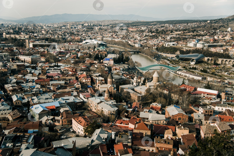 Скачать Тбилиси, Грузия, 12 марта 2019 года: Здания живого города, современный городской пейзаж фотосток Ozero