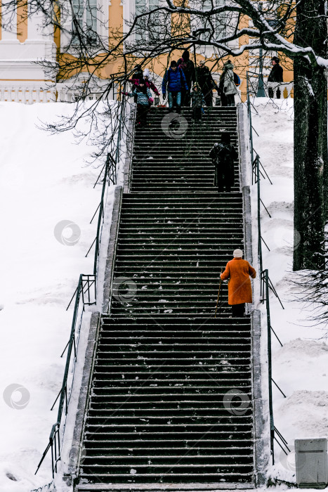 Скачать Бетонная лестница городского парка, лестница на фоне зеленой травы зимним днем фотосток Ozero