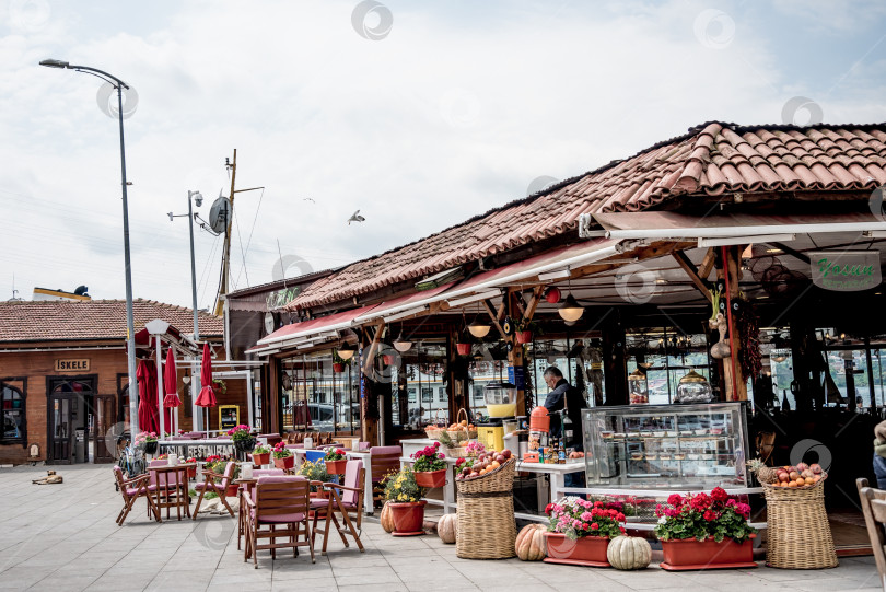Скачать Стамбул, Турция, май 2018 года, Кофейня на открытой террасе, городской пейзаж фотосток Ozero