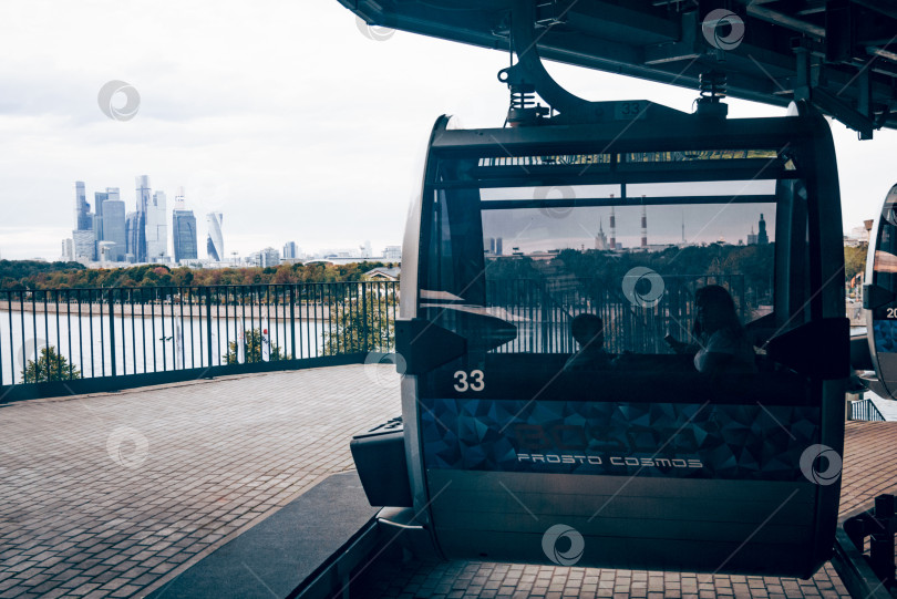Скачать Москва, Россия, сентябрь 2019 года, подъемник канатной дороги перемещает вершину горы вниз по городу фотосток Ozero
